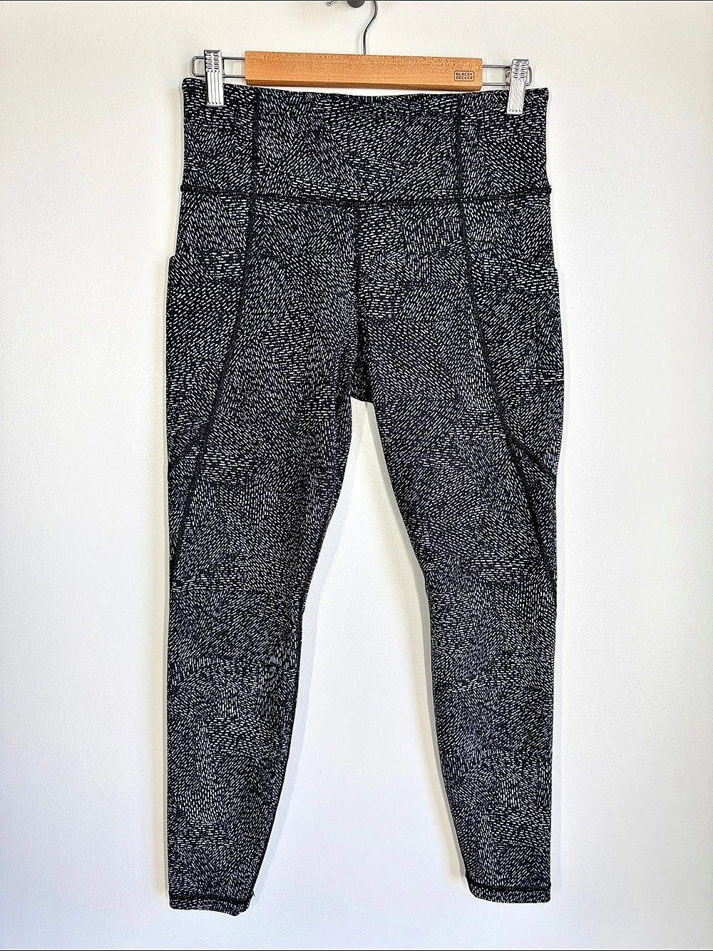 Athleta Salutation Stash Pocket Tight Abstract Leggings in Black & White Size